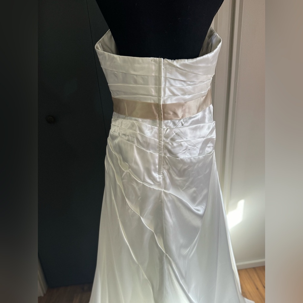 David's Bridal Strapless Charmeuse A-Line Size 14W Wedding Dress STYLE# 9OP1242 - Picture 10 of 16